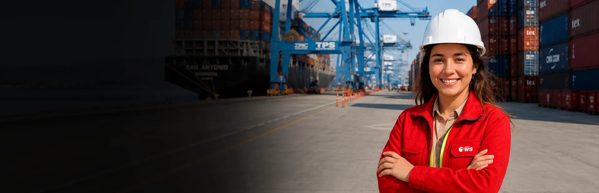 Ejecutiva WS Cargo en puerto con contenedores